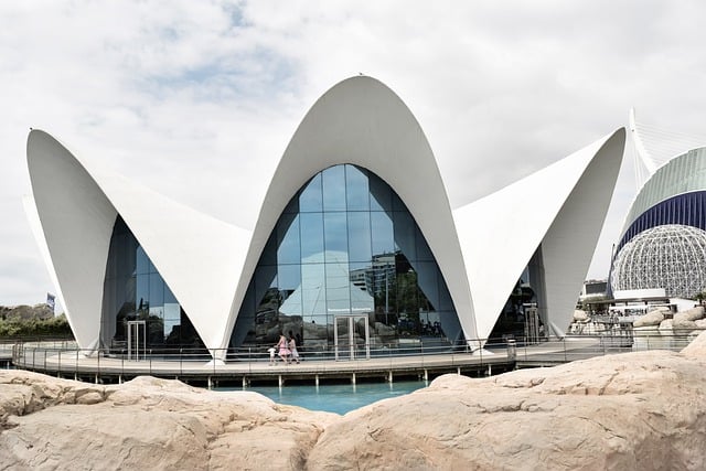How long does it take from the center of Valencia to the beach?